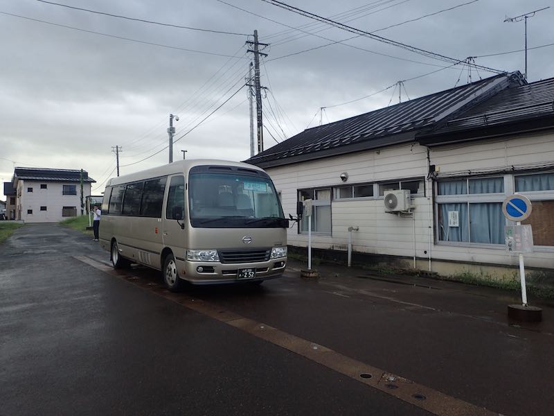 JR米坂線は大雨以来寸断され、今泉代替バスに乗り換え